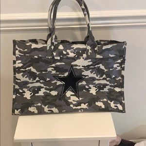 Camo tote bag with glitter star